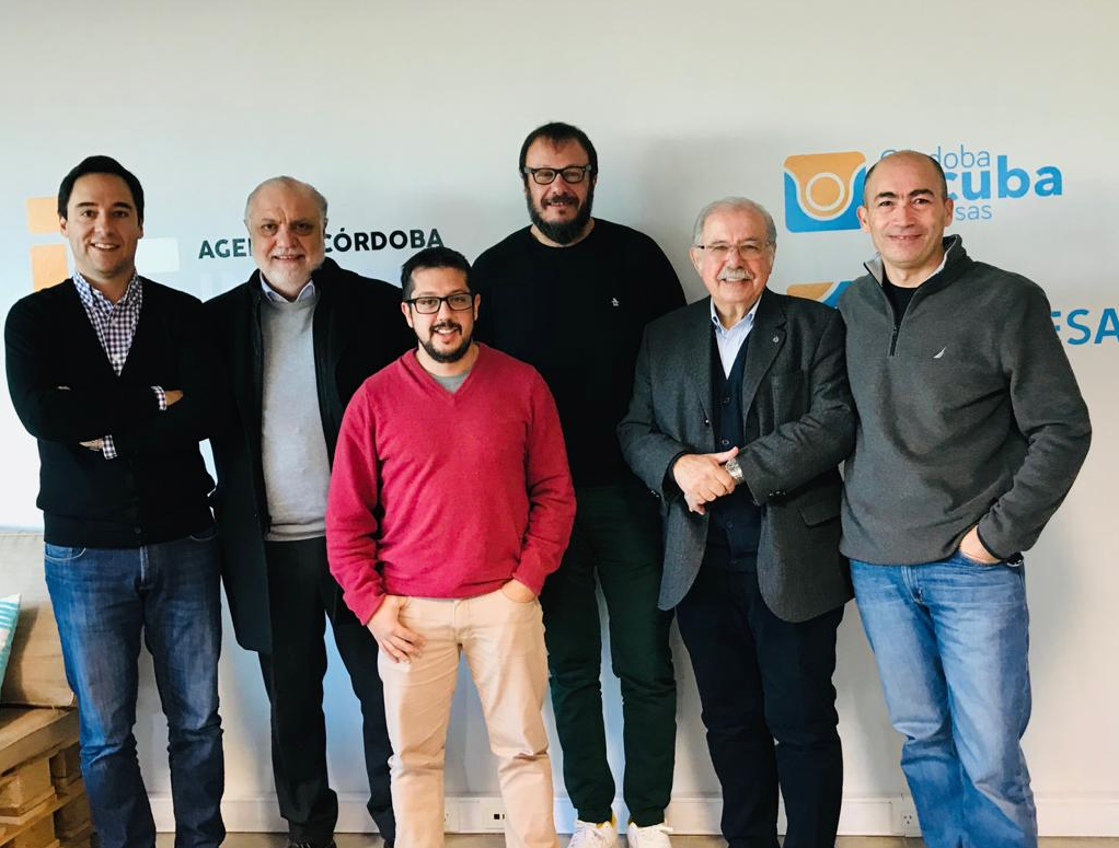 Mario Cuneo, Juan Carlos Rabbat, Omar Ponce, Joaquín Di Mario, Mario Postay, Daniel Gándara tras la firma del acuerdo Más Empresas.﻿